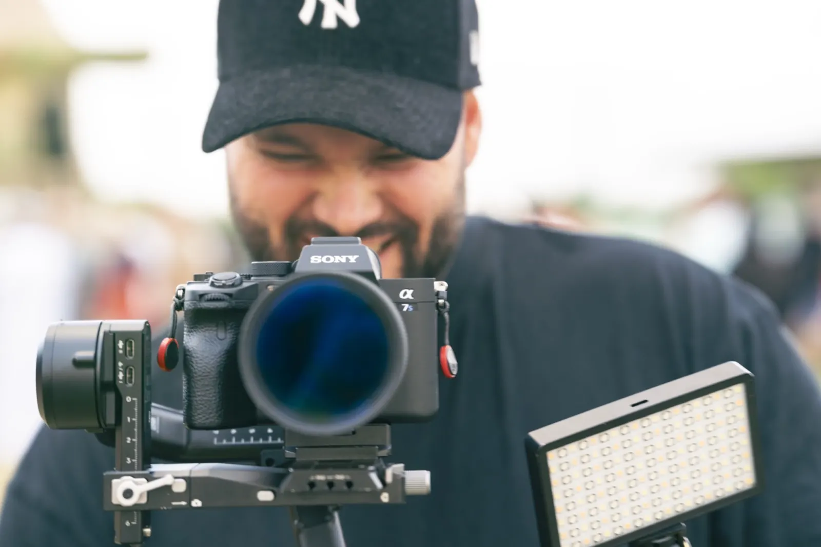 Sandro Özköylü von CeeYou Filmproduktion bei der Arbeit mit der Kamera